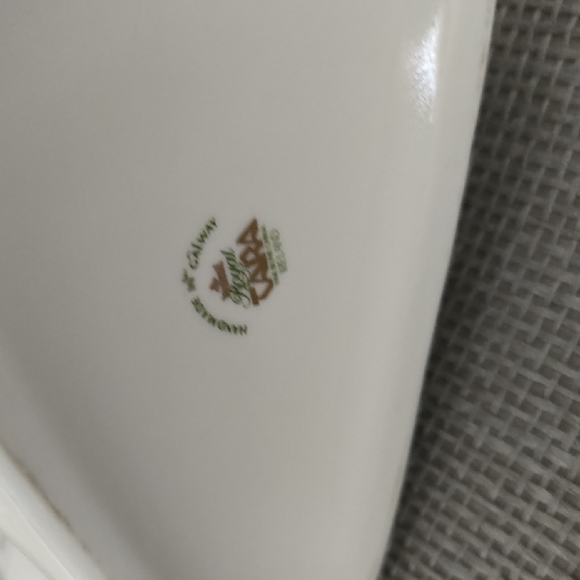 Royal Tara Ireland White Swan Fine Bone China Vase with Gold Accents Handmade - Picture 5 of 11